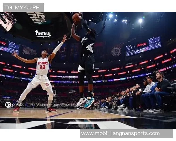 小卡半场表现出色8投5中贡献14分2板2助正负值高达16